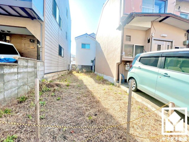 伏見区羽束師菱川町　新築戸建の外観|平担地なので傾斜が少なくベビーカーも押しやすい歩道です。