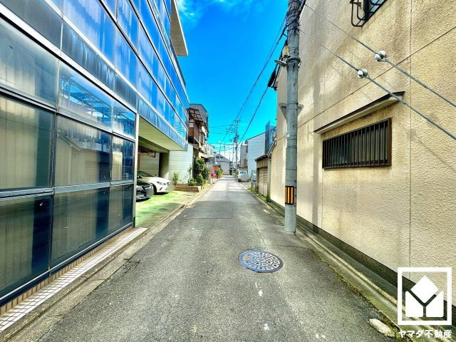 伏見区深草寺内町　中古戸建(住宅兼事務所)の前面道路含む現地写真