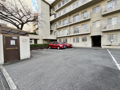 【駐車場】 | グリーンコーポ江坂第3 | こちらの物件近くの教育施設や、スーパー・公園など、物件周辺の住環境を併せてご案内させて頂きます。ぜひ、現地での暮らしをイメージなさって下さい！