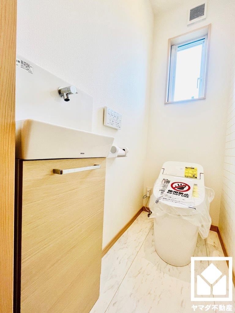 伏見区桃山南大島町　戸建住宅のトイレ