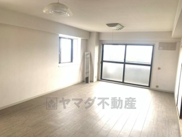 くずはパークハイツの内装|角住居のためベランダに面する窓以外にも窓があり、明るい陽射しが感じられるリビングです。