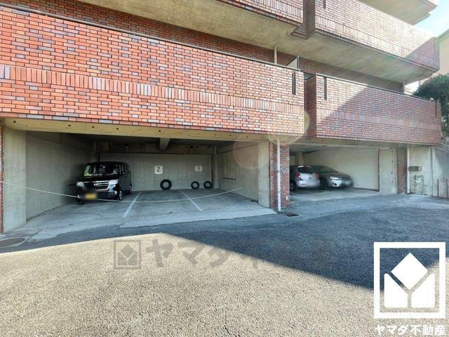 くずはパークハイツの駐車場|駐車場は屋根付きで雨の日も濡れずに楽ちんです。空き状況につきましてはお気軽に弊社までお問い合わせください。