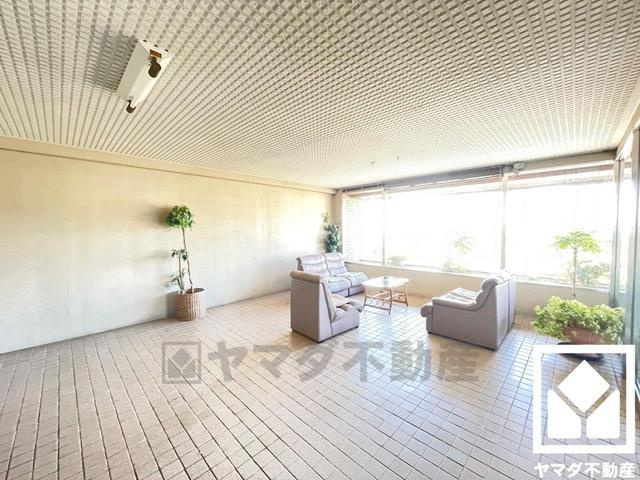 くずはパークハイツ　中古マンションのエントランス|ロビーにはソファがあり、待ち合わせの際にも便利。