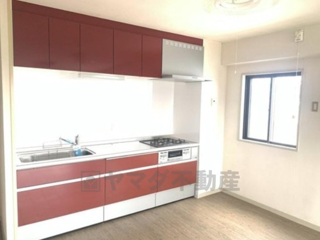 くずはパークハイツ　中古マンションのキッチン|キッチンは空間を有効活用できる壁付けタイプ。吊戸棚付きで収納力の多さもお料理を楽しくしてくれるポイントです。