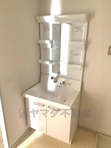 くずはパークハイツ　中古マンションの洗面所|収納付き洗面台の為スッキリお使い頂けます。