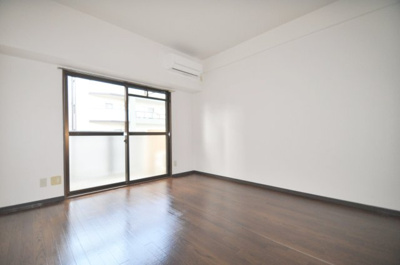 【居間・リビング】 | PLEAST大博通り | 別号室の写真になります。現況優先。