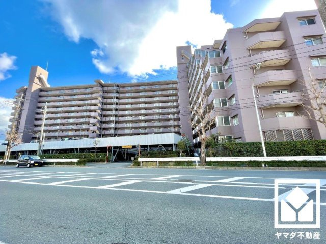 ライオンズマンション淀リバーサイドの外観|敷地内駐車場あり。空き状況はご確認ください