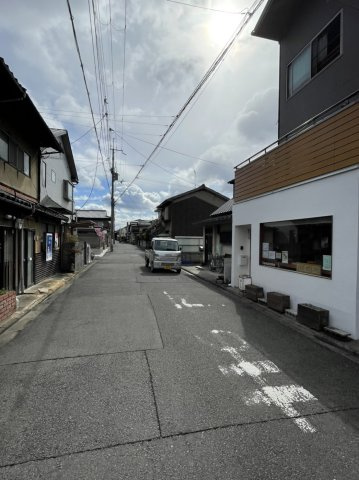 伏見区西朱雀町　店舗付き中古戸建の前面道路含む現地写真
