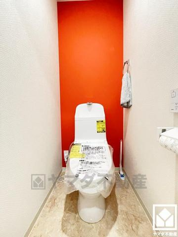 デルフィ西大路　中古マンションのトイレ|アクセントクロスが印象的な明るい空間です。