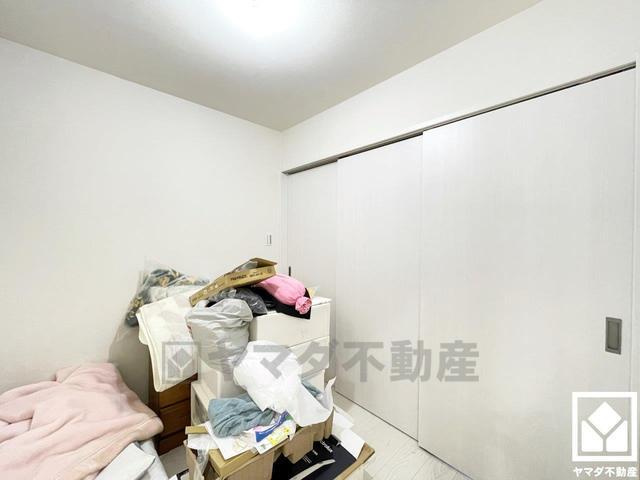 デルフィ西大路　中古マンションの寝室|リビングの横に隣接している為、開放感がある空間です。