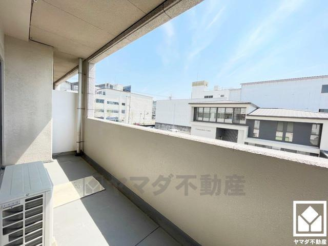 デルフィ西大路　中古マンションのバルコニー|広々バルコニーでお洗濯をたっぷりと干す事ができます。