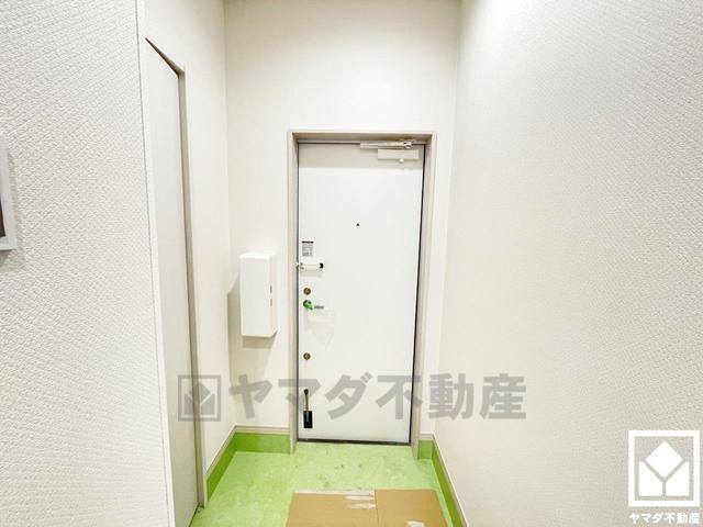 デルフィ西大路　中古マンションの玄関|玄関は防犯面に配慮されたダブルロックドアです。