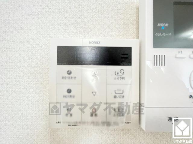 デルフィ西大路　中古マンションの設備|ボタン1つで自動でお湯張りができる自動給湯リモコンです。予約もできお出かけの際も便利です。