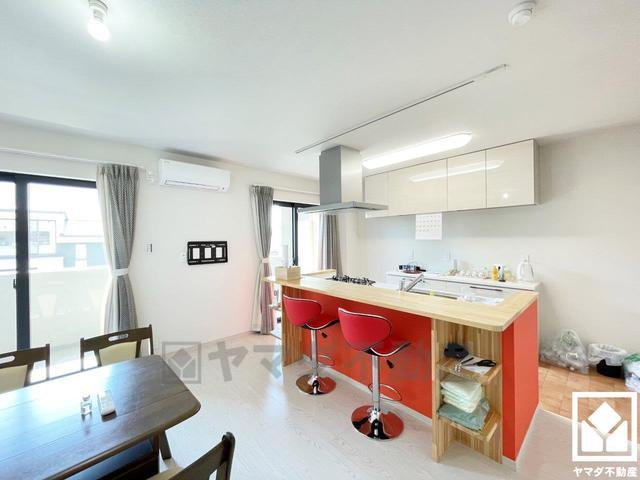 デルフィ西大路　中古マンションの居間・リビング|多人数でにぎやかにお料理を楽しめる、アイランドキッチン。