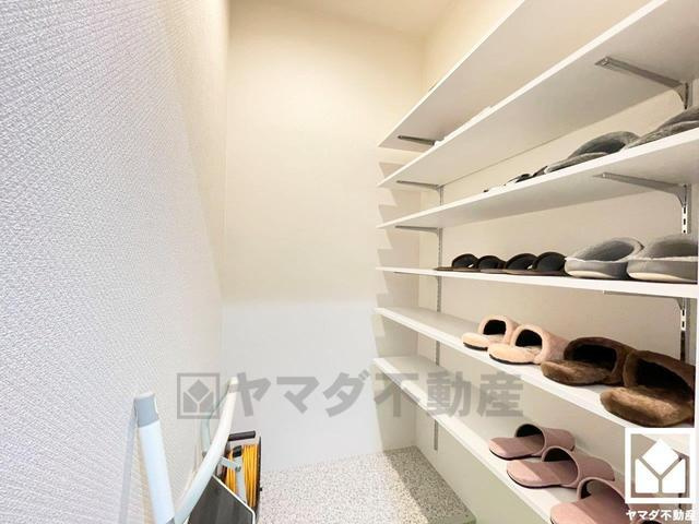 デルフィ西大路　中古マンションの収納|たっぷり収納できるシューズクロークです。