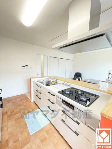デルフィ西大路　中古マンションのキッチン|物の出し入れが簡単で使いやすいスライド収納です