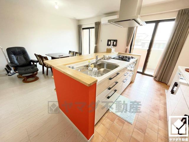 デルフィ西大路　中古マンションのキッチン|大きな窓があり、明るい陽射しが感じられるリビングです。