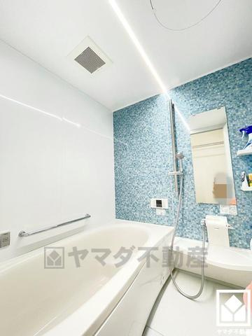デルフィ西大路　中古マンションの浴室|ゆったり足が伸ばせるので、毎日の疲れを癒やすバスタイムを実現。