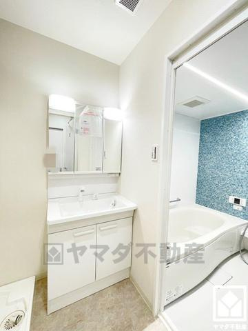 デルフィ西大路　中古マンションの独立洗面台|3面鏡の裏側や洗面台下など収納スペースが豊富な洗面台です。