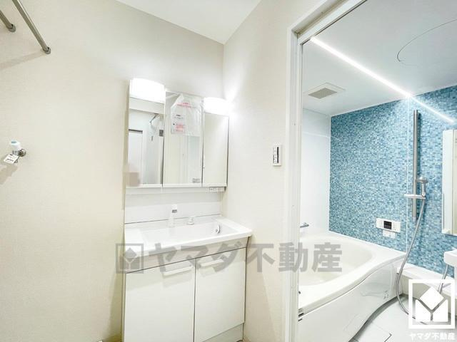 デルフィ西大路　中古マンションの洗面所|小さなお子様のお風呂上りもこのスペースがあればゆったりとして頂けます。