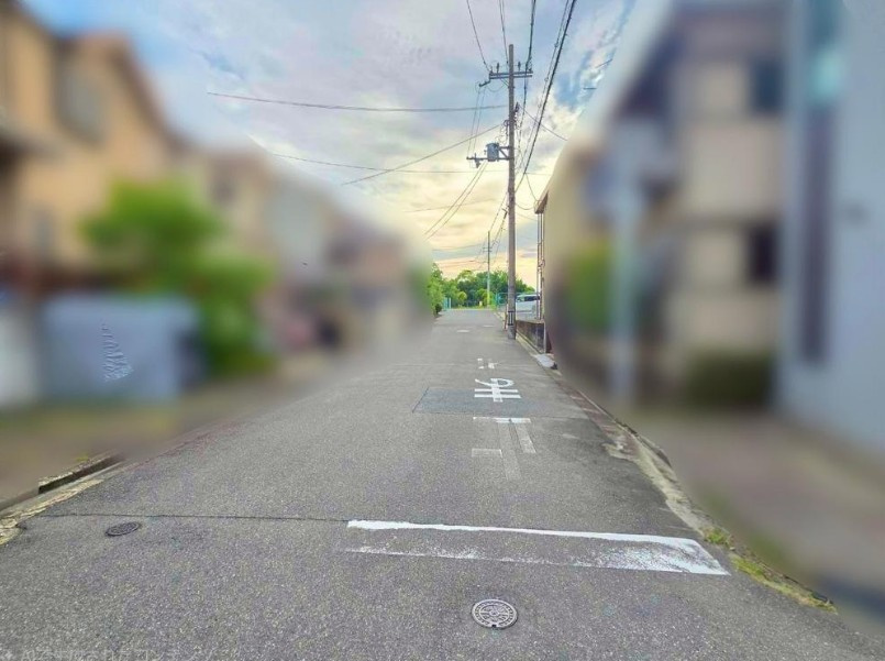 八幡市男山長沢　中古戸建の前面道路含む現地写真
