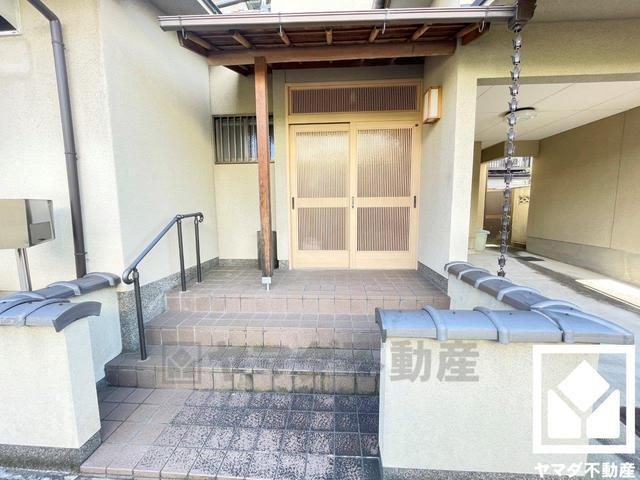 伏見区醍醐古道町　中古戸建の玄関|採光の取れた玄関ですね