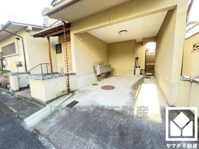 伏見区醍醐古道町　中古戸建の駐車場|車庫付きです