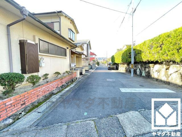 伏見区醍醐古道町　中古戸建の前面道路含む現地写真|角地です