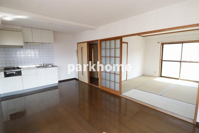 レジェンドIZUMIの居間・リビング|ゆったり過ごせる居間です