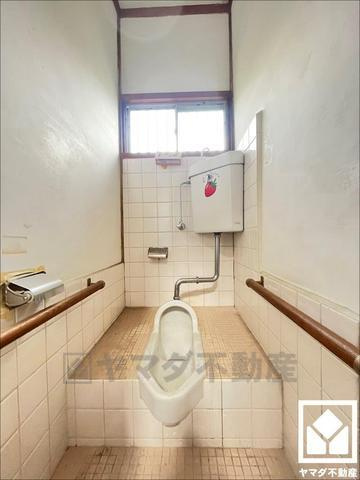 宇治市広野町尖山　中古戸建のトイレ|明るく清潔感溢れるトイレです。