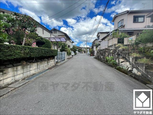宇治市広野町尖山　中古戸建のその他|前道はゆとりの6M道路で来客者もおと連れやすい環境です。