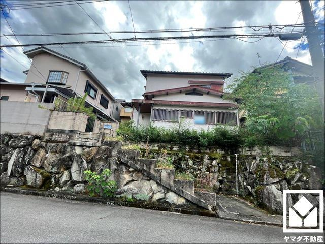 宇治市広野町尖山　中古戸建の外観|ゆったりとした道路幅があり車を選ばないのでお友達やお客様も訪れやすい環境です