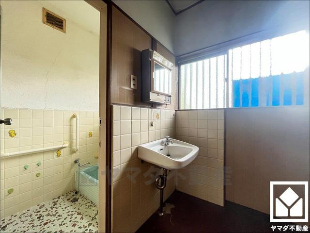 宇治市広野町尖山　中古戸建の洗面所|窓付きで陽当り通風良好。風通しの良い洗面室です。