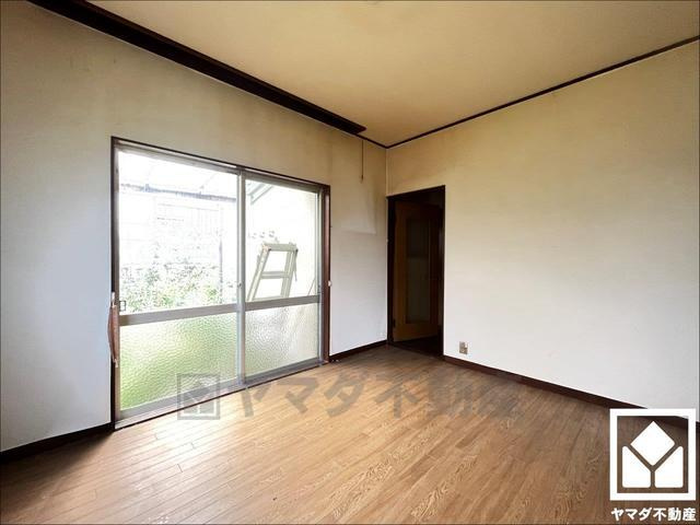 宇治市広野町尖山　中古戸建の外観|明るい光の差し込むLDKはゆったりとした家族団欒の場に。