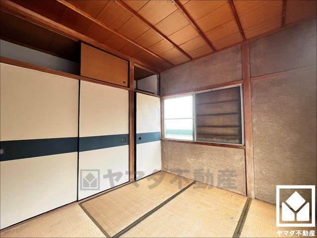 宇治市広野町尖山　中古戸建の子供部屋|ゆとりのある押入れには、ご家族の季節の衣類などを収納して頂けます。