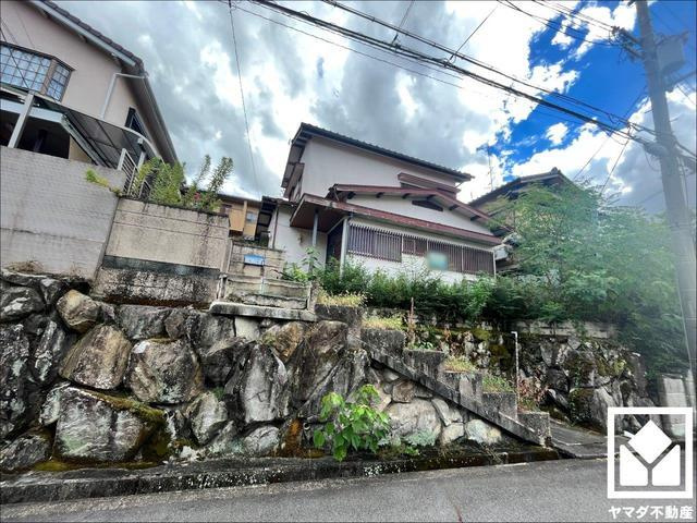 宇治市広野町尖山　中古戸建の外観|光と緑が溢れる閑静な住宅街