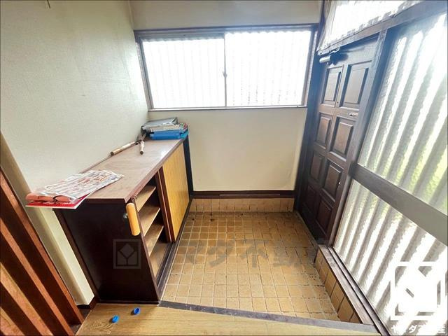 宇治市広野町尖山　中古戸建の玄関|玄関ドアに窓があり、採光が考えられた明るい玄関