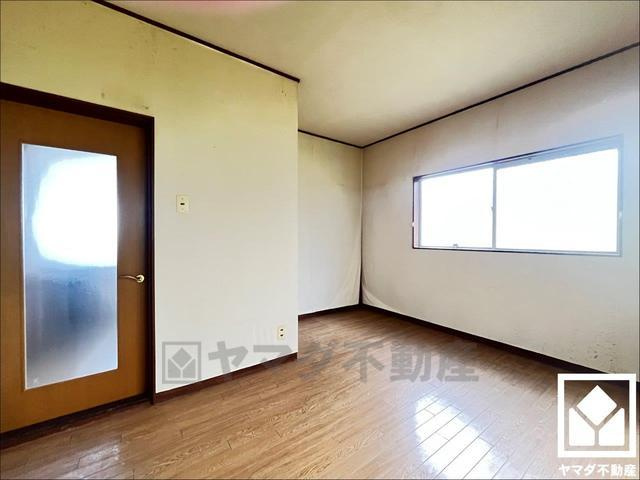 宇治市広野町尖山　中古戸建の居間・リビング|大きな窓があり、明るい陽射しが感じられるリビングです。