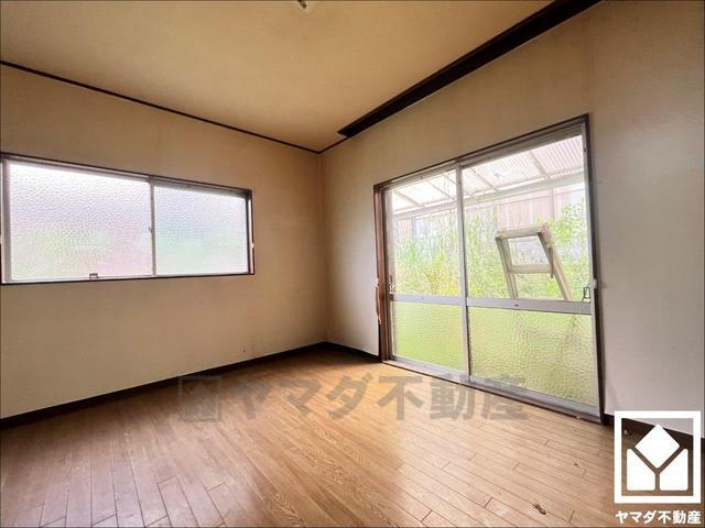 宇治市広野町尖山　中古戸建の居間・リビング|2面に大きな窓があり陽当り・通風良好な過ごしやすいお部屋となっております。