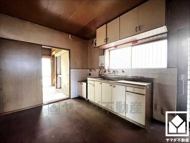 宇治市広野町尖山　中古戸建のキッチン|キッチンは空間を有効活用できる壁付けタイプ。