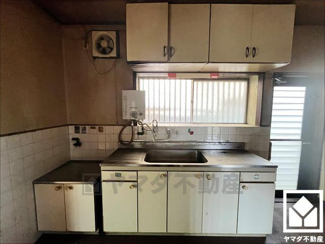 宇治市広野町尖山　中古戸建のキッチン|収納力の多さもお料理を楽にしてくれるポイントです。