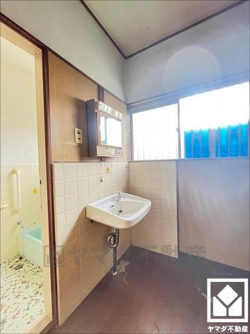 宇治市広野町尖山　中古戸建の洗面所|お風呂上りもこのスペースがあればゆったりとして頂けます。