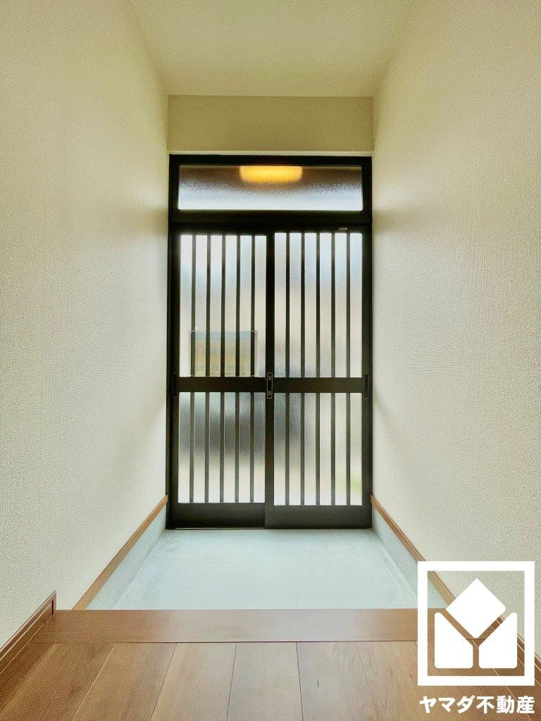 伏見区淀際目町　中古戸建の玄関