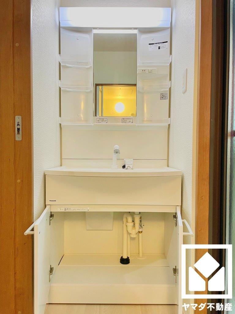 伏見区淀際目町　中古戸建の独立洗面台