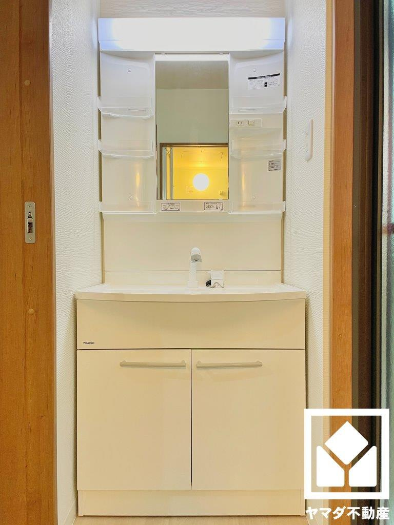 伏見区淀際目町　中古戸建の独立洗面台