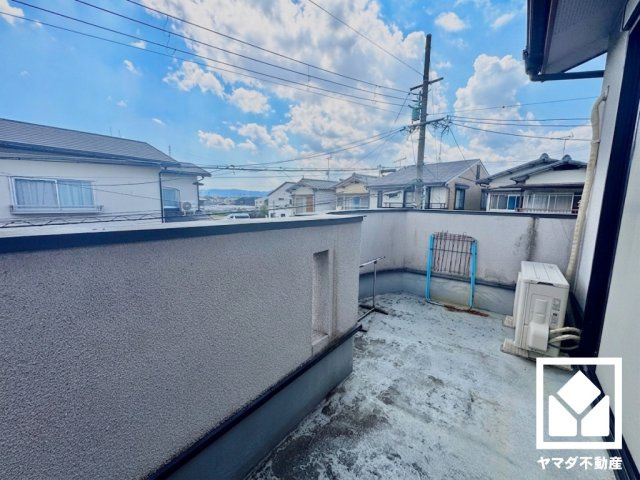 伏見区久我森の宮町　のバルコニー|※本画像は空室時の写真を加工し、家具・小物等を撤去したイメージです。
実際の仕様とは異なる場合がございます。