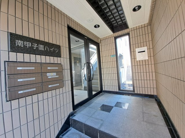 南甲子園ハイツのエントランス