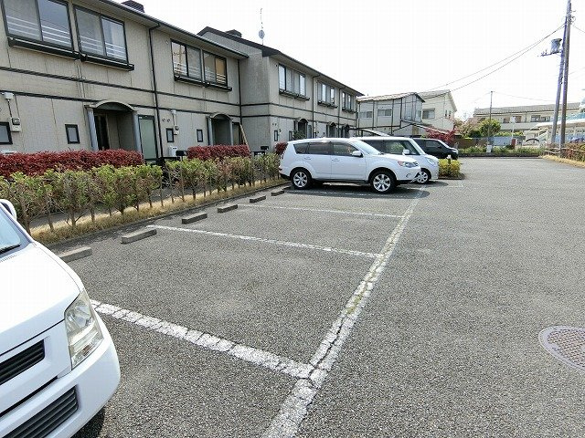 メゾンサンガーデンの駐車場