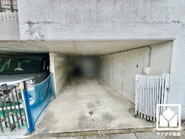 八幡市八幡隅田口　中古戸建の駐車場