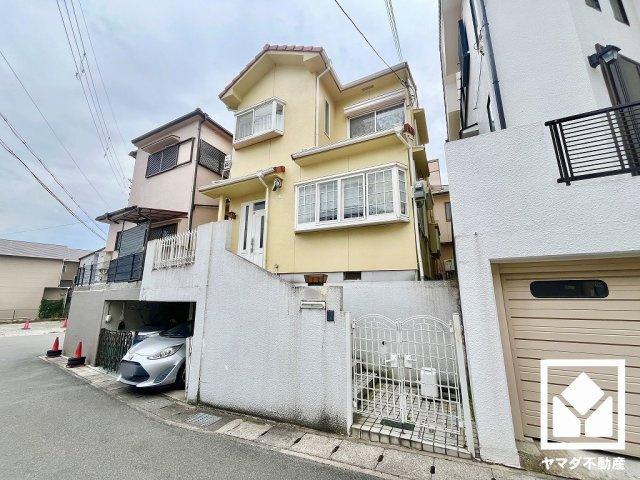 八幡市八幡隅田口　中古戸建の前面道路含む現地写真